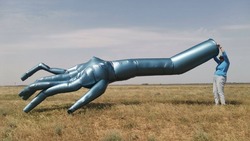 В Астраханской области в воздух запустили текстильные скульптуры