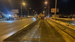 В Астрахани ремонтируют дорожное покрытие на Новом мосту