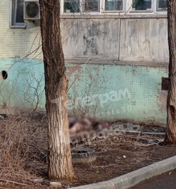 В Астрахани мужчина выпал из окна многоэтажки