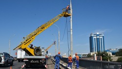 Астраханский «Горсвет» ремонтирует освещение на Новом мосту