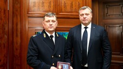 Игорь Бабушкин вручил заместителю руководителя астраханского Ростехнадзора почётный знак