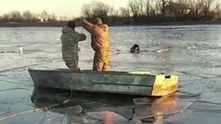 В Астраханской области местные жители спасли тонущего рыбака