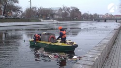 В Астрахани продолжают расчищать  городские каналы