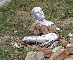 В Астрахани вандалы разрушили памятник Ленину