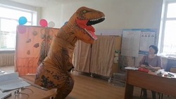 Динозавр порадовал саратовскую избирательную комиссию танцем 