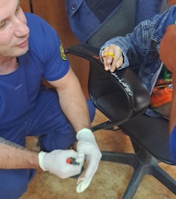 Астраханские спасатели освободили палец мальчика от игрушки