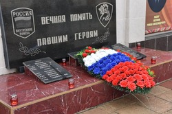 В Астрахани почтили память погибших росгвардейцев
