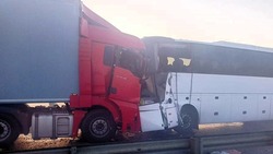 Автобус из Астрахани в Москву попал в смертельное ДТП с грузовиком