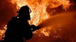 В Астрахани горит жилой дом на набережной 1 Мая
