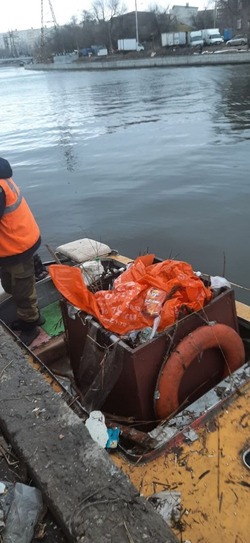 В Астрахани городские каналы очищают от мусора