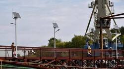 В Астрахани на мосту через Серебряную Воложку устанавливают фонари на солнечных батареях