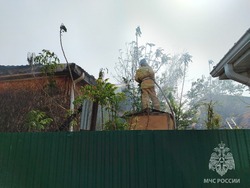 В Трусовском районе крупный пожар: горят жилой дом и хозпостройка
