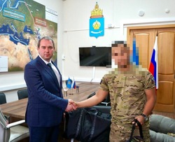 Астраханский минпромторг передал бойцу СВО прибор ночного видения и бронежилет